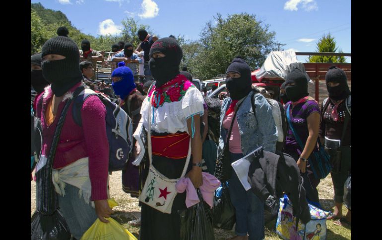 Con pasamontañas y sus trajes típicos, los zapatistas organizaron la salida de los alumnos. AFP /