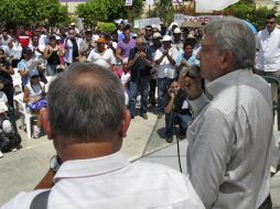 López Obrador llama a los comités para reforzar las acciones en la defensa del petróleo. SUN /