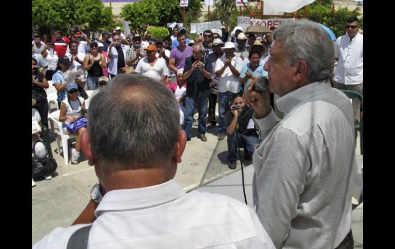 López Obrador llama a los comités para reforzar las acciones en la defensa del petróleo. SUN /