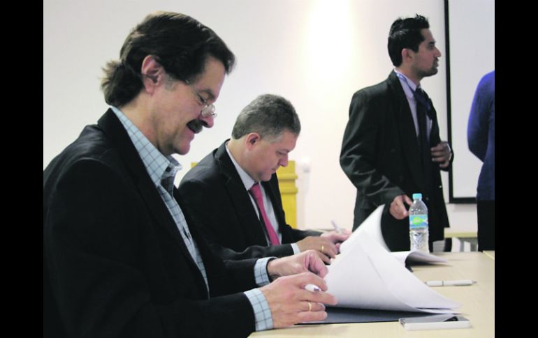 (De izq a der) Eugenio Godard Zapata, de IBM, y Héctor Núñez de Cáceres López, director general del TEC de Monterrey, campus Gdl.  /