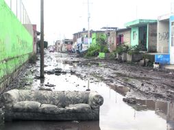 La calle Paseos de la Primavera, en Zapopan. Numerosos vecinos reportaron pérdida de bienes; las calles quedaron cubiertas de lodo. EL INFORMADOR /