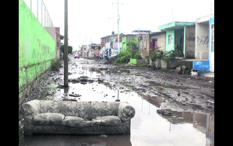 La calle Paseos de la Primavera, en Zapopan. Numerosos vecinos reportaron pérdida de bienes; las calles quedaron cubiertas de lodo. EL INFORMADOR /