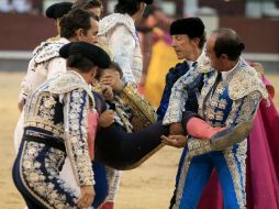 Santiago Fausto es llevado a la enfermería tras resultar herido. EFE /