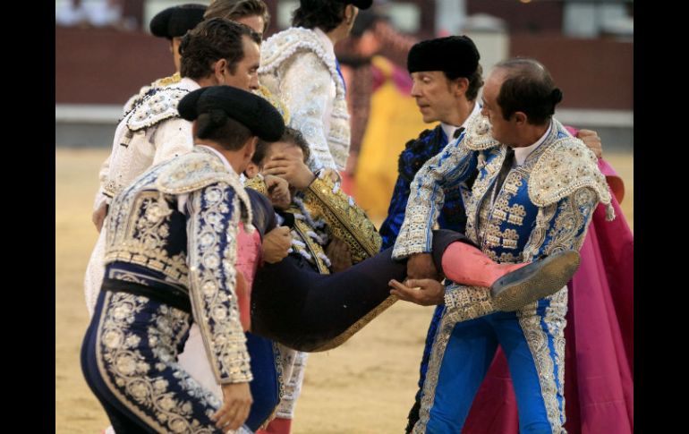 Santiago Fausto es llevado a la enfermería tras resultar herido. EFE /