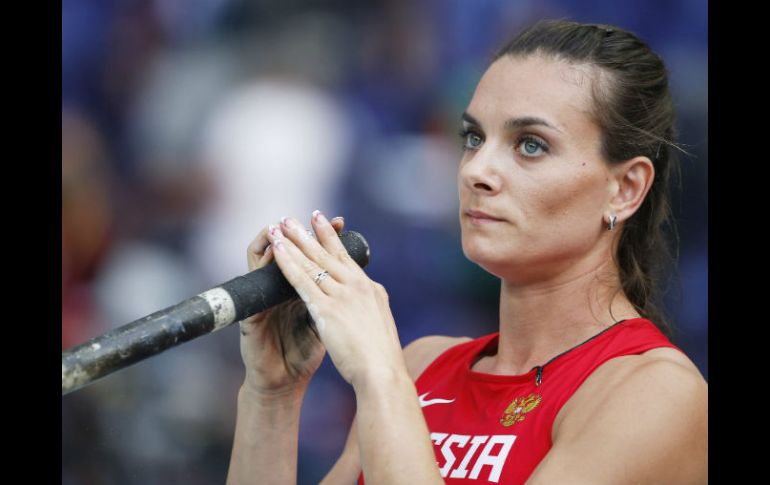 Yelena Isinbayeva se prepara para saltar, en las rondas clasificatorias del Mundial en Moscú. EFE /