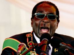 El presidente de Zimbabue, Robert Mugabe, pronuncia un discurso en el Día de los Héroes. EFE /