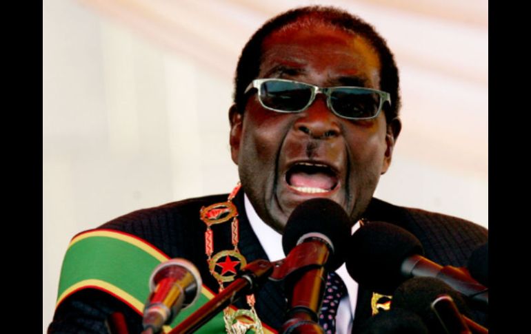 El presidente de Zimbabue, Robert Mugabe, pronuncia un discurso en el Día de los Héroes. EFE /