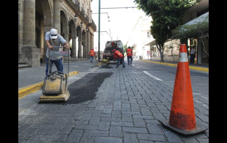 Urgen a que los recursos sean utilizados para arreglar y evitar los baches en Guadalajara. ARCHIVO /