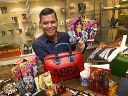 El admirador Thomas Nordin se separó de su colección de unos 25 mil objetos relacionados con el grupo ABBA. AP /