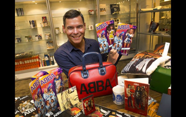 El admirador Thomas Nordin se separó de su colección de unos 25 mil objetos relacionados con el grupo ABBA. AP /