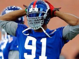 El jugador Justin Tuck con una de las famosas máscaras. Tomada de @juankaburguer en Twitter. ESPECIAL /