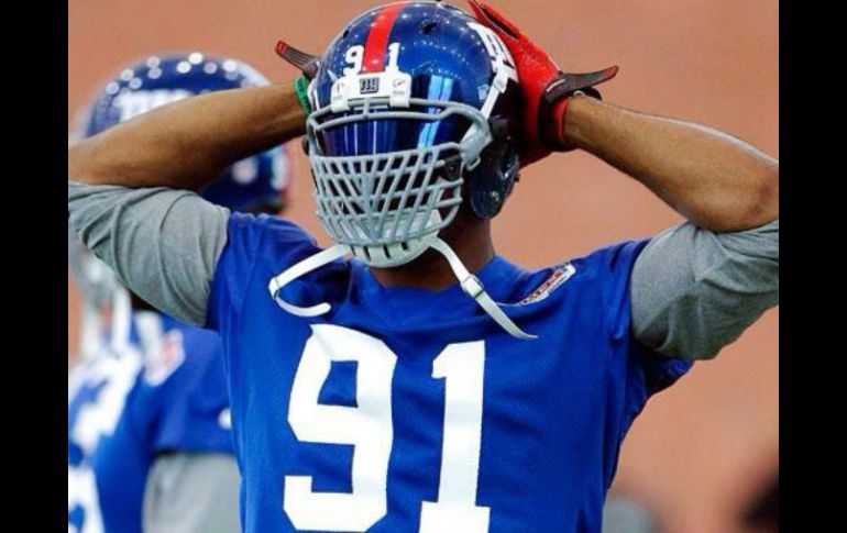 El jugador Justin Tuck con una de las famosas máscaras. Tomada de @juankaburguer en Twitter. ESPECIAL /