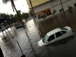 Algunos autos quedaron varados en la zona. Imagen proporcionada por @ErikNevareez. ESPECIAL /