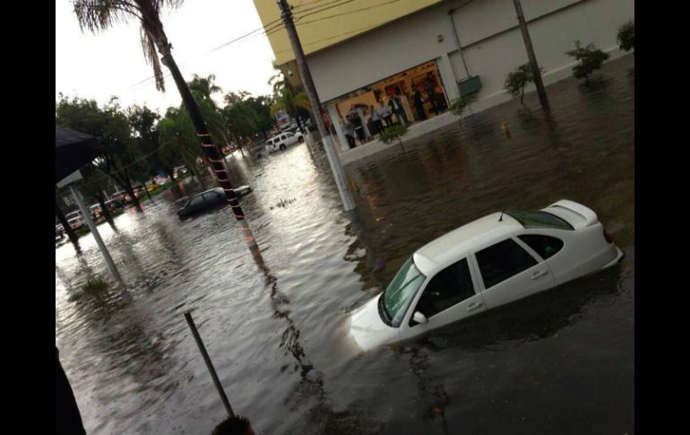 Algunos autos quedaron varados en la zona. Imagen proporcionada por @ErikNevareez. ESPECIAL /