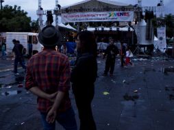 Los asistentes a la clausura de GDL Joven tuvieron que abandonar la Plaza de la Liberación luego de que la lluvia los sorprendiera. EL INFORMADOR /