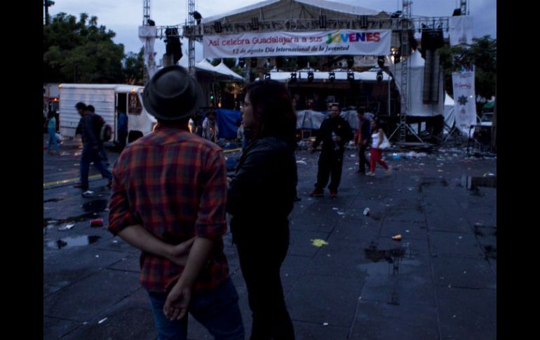 Los asistentes a la clausura de GDL Joven tuvieron que abandonar la Plaza de la Liberación luego de que la lluvia los sorprendiera. EL INFORMADOR /