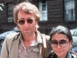 John Lennon y Yoko Ono. Tal vez el ADN del primero se encuentre todavía en la chaqueta subastada. ARCHIVO /