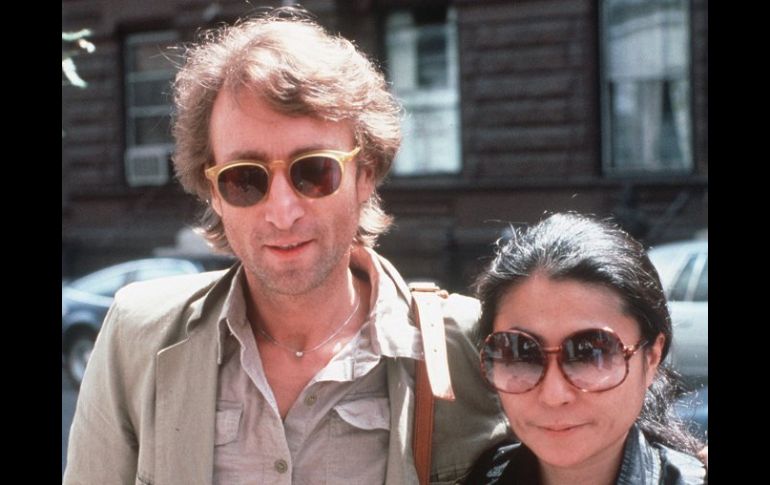 John Lennon y Yoko Ono. Tal vez el ADN del primero se encuentre todavía en la chaqueta subastada. ARCHIVO /