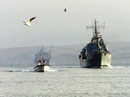 Barcos militares alemanes acompañados d eun remolcador, navegan a través del canal de Suez. ARCHIVO /