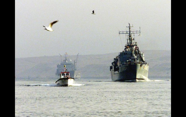 Barcos militares alemanes acompañados d eun remolcador, navegan a través del canal de Suez. ARCHIVO /