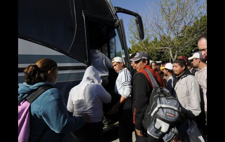 En hechos diferentes 43 migrantes de origen guatemalteco fueron asegurados en un autobús comercial en SLP por la Policía Federal. ARCHIVO /