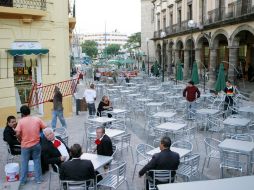 Locatarios catalogan como mafia al ambulantaje que hay por la zona. ARCHIVO /