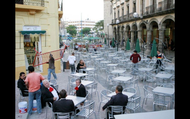 Locatarios catalogan como mafia al ambulantaje que hay por la zona. ARCHIVO /