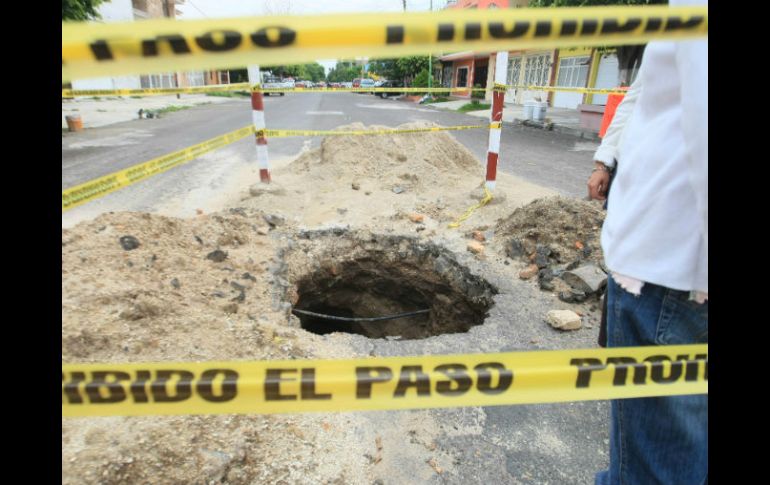 Los socavones pueden crearse por fugas de agua o carencias en la capacidad del drenaje.  /