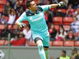 Oswaldo Sánchez no quiere ser invadido por la afición de los Tigres. EFE /