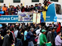 Nairo Quintana es recibido por una caravana de seguidores. EFE /