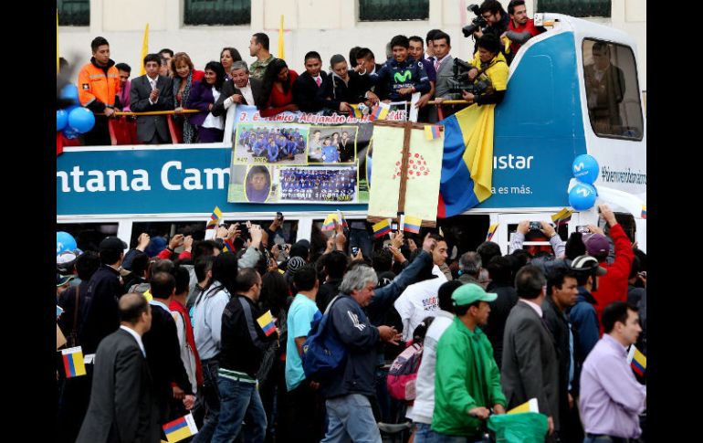 Nairo Quintana es recibido por una caravana de seguidores. EFE /