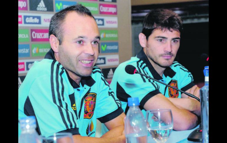 Andrés Iniesta e Iker Casillas son las cartas fuertes de España en su visita a Ecuador. EFE /