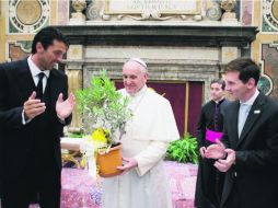 Su Santidad, Francisco, recibió de Lionel Messi una maceta, mientras que Gianluigi Buffon (izq), capitán de Italia, le entregó un balón EFE /