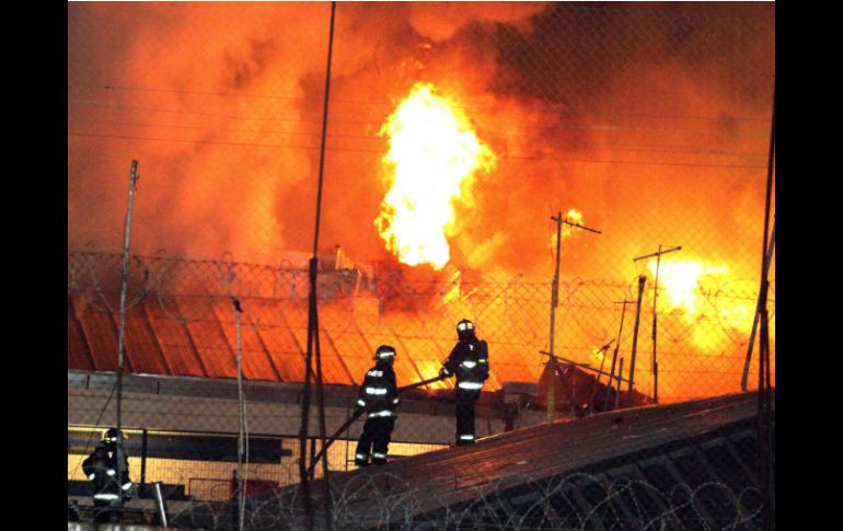 Cinco de los ocho módulos de la prisión resultaron dañados por el fuego. EFE /