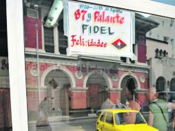 Ventanas de algunos establecimientos en La Habana, fueron utilizadas para colocar las felicitaciones para Fidel Castro. EFE /