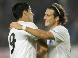 Suárez y Forlán festejan una de las anotaciones de la selección uruguaya. EFE /