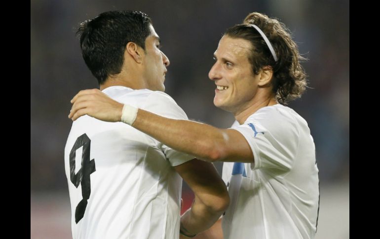 Suárez y Forlán festejan una de las anotaciones de la selección uruguaya. EFE /