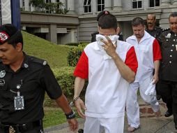 Policías escoltan a los mexicanos tras su salida del tribunal de apelaciones. EFE /