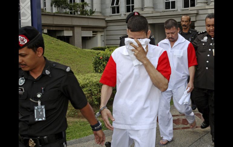 Policías escoltan a los mexicanos tras su salida del tribunal de apelaciones. EFE /