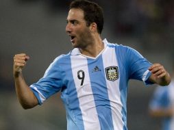 Gonzalo Higuaín contribuyó con el primer gol en la victoria de la albiceleste ante el cuadro 'azzurra' en Roma. EFE /