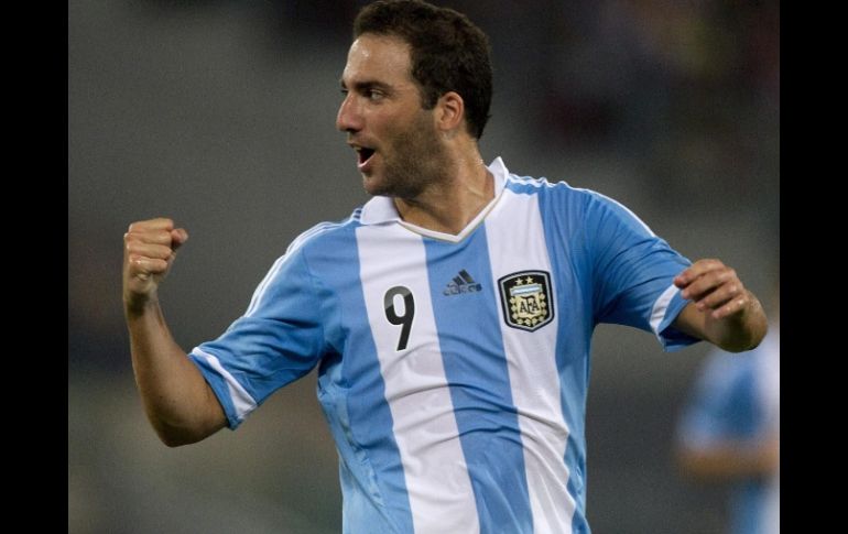 Gonzalo Higuaín contribuyó con el primer gol en la victoria de la albiceleste ante el cuadro 'azzurra' en Roma. EFE /