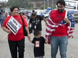 Una familia camina junto a sus compañeros en la manifestación en Bakersfield. EFE /