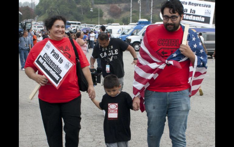 Una familia camina junto a sus compañeros en la manifestación en Bakersfield. EFE /