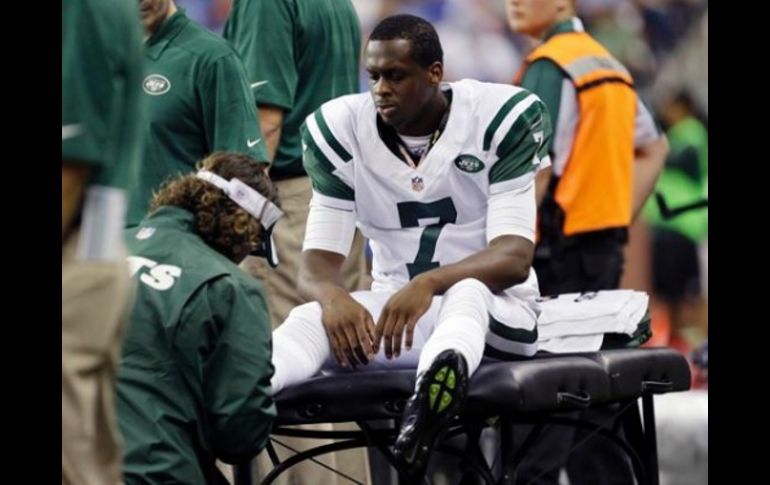 Geno Smith no ha podido recuperarse de la lesión de tobillo que sufrió durante la temporada regular. AP /