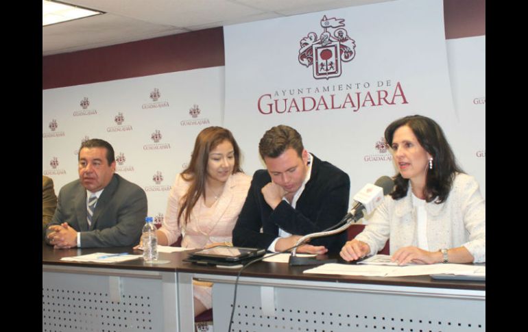 En la imagen, directivos del Comude y regidores presentan la próxima inversión en unidades.  /