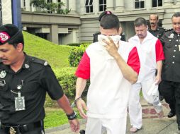 Los hermanos González Villarreal salen de la Corte de Apelaciones de Malasia, tras escuchar el pronunciamiento judicial en contra. EFE /