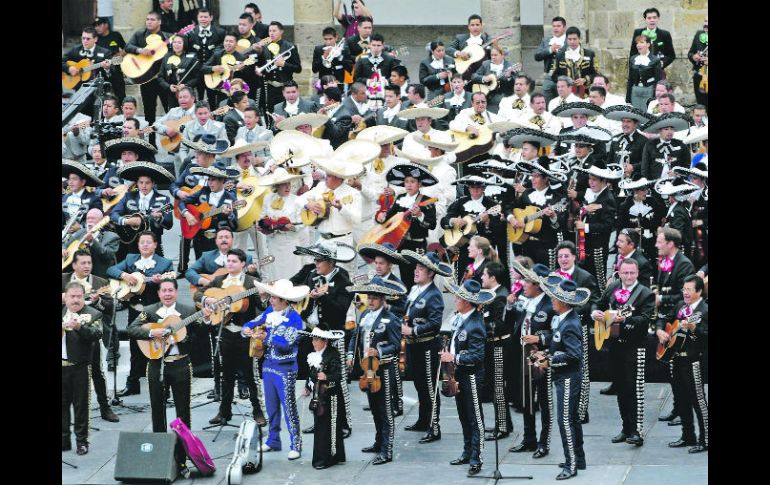 Se espera que al Récord Guinness se sumen mariachis extranjeros que estarán presentes en el 20 Encuentro Internacional del Mariachi. EL INFORMADOR /