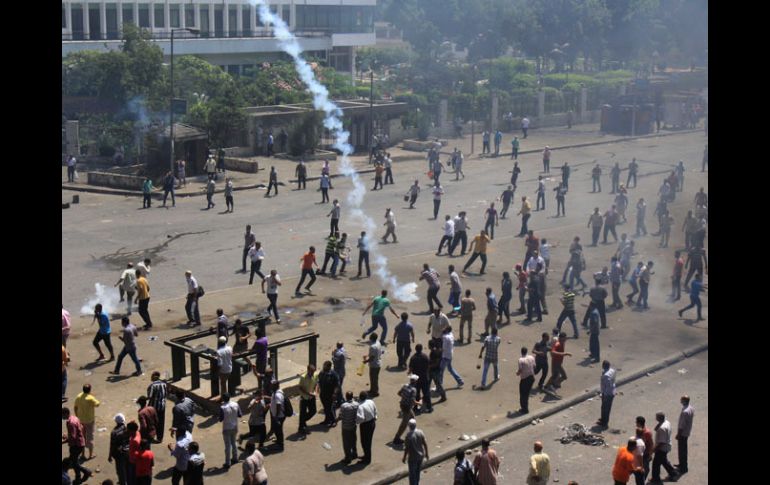 Fuerzas de seguridad y militares desalojaron de manera violenta a los manifestantes pro Morsi que ocupaban dos campamentos en Egipto. AP /