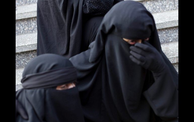 Mujeres lloran la muerte de sus seres queridos en la mezquita al-Imene en El Cairo. EFE /