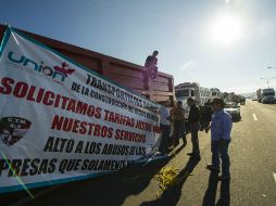 Los tráilers bloquean el carril lateral de esta vía, por lo que hay tránsito lento.  /